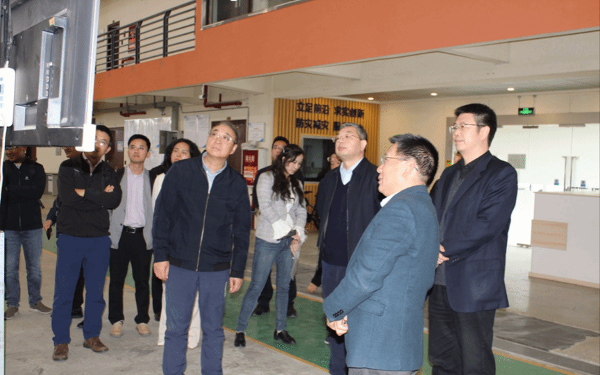 闫学东校长陪同成都山地所康世昌所长一行参观陆地交通地质灾害防治技术国家工程研究中心